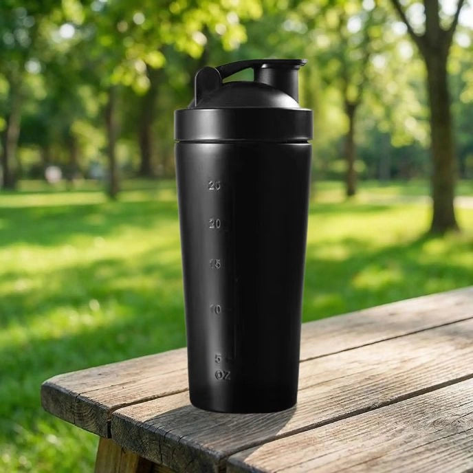 shaker inox noir posé sur une table