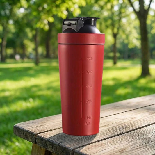 shaker inox rouge posé sur une table