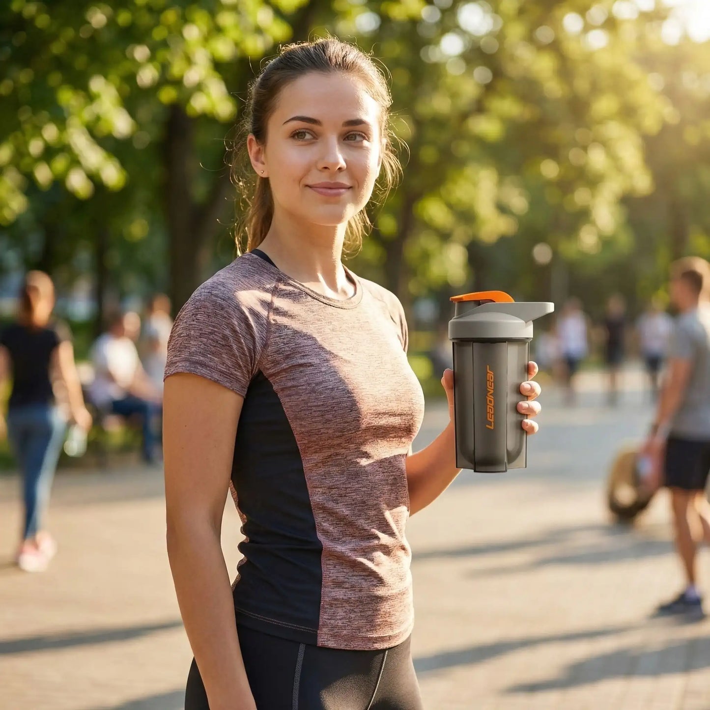 femme tient shaker gris dans un parc