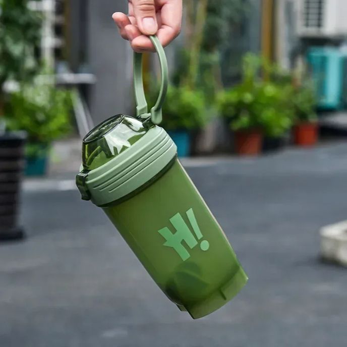 Shaker vert avec poignée suspendu en extérieur