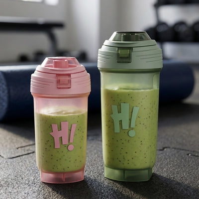 shaker rose et shaker vert posés sur une table