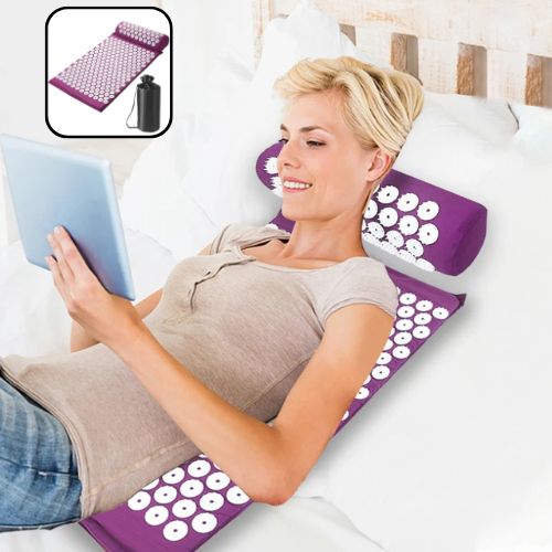 femme-utilise-tapis-d-acupression-sur-lit