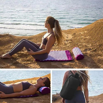 femme-utilise-tapis-d-acupression-à-la-plage