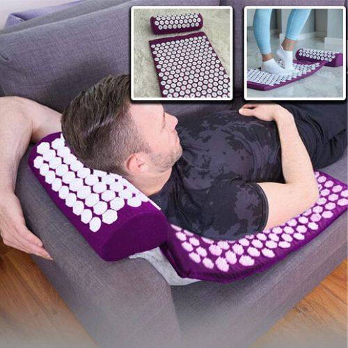 homme-utilise-tapis-d-acupression-sur-canapé