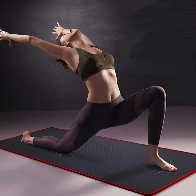 femme sportive sur tapis de gym éapis noir fait des étirements du tronc