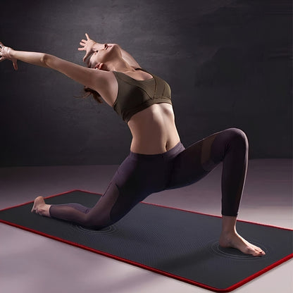 femme sportive sur tapis de gym éapis noir fait des étirements du tronc