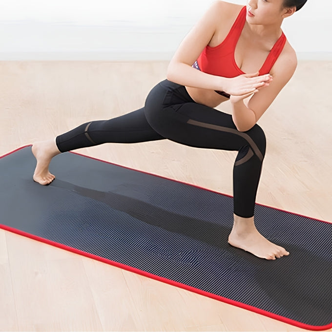 sportive sur tapis de gym épais noir fait du yoga