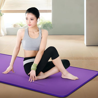femme assise sur tapis de gym épais violet fait des étirements