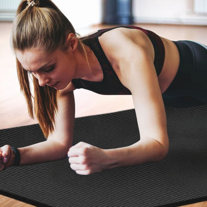 femme sur tapis de gym epais en position de gainage appui sur ses coudes