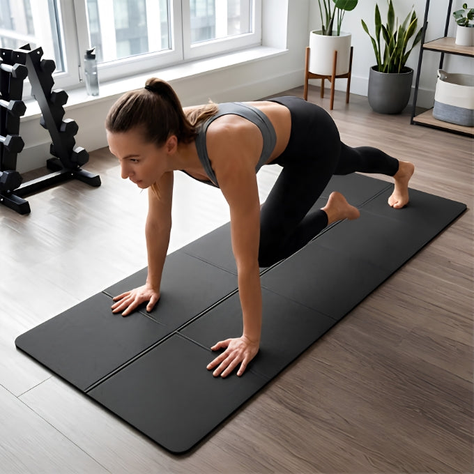 femme sur tapis de gym pliable noir fait des exercices de sport