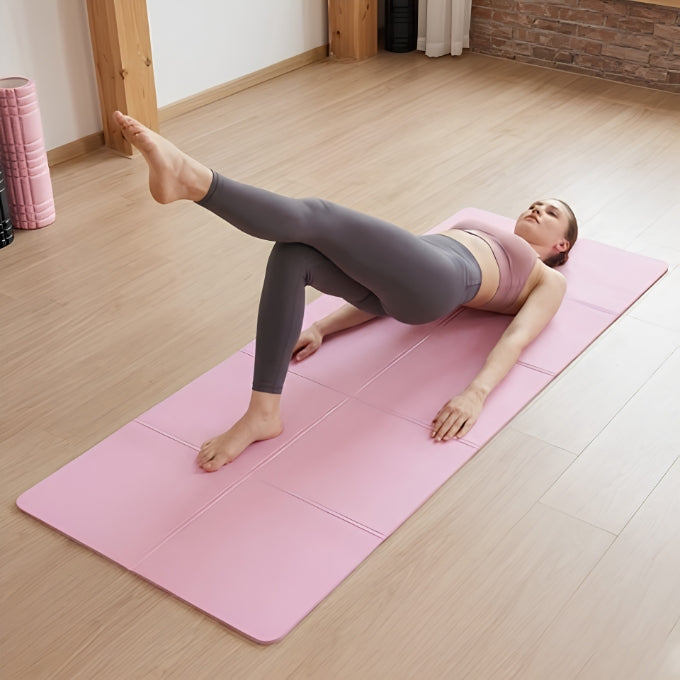 femme sportive sur tapis de gym pliable rose fait des exercices de gainage de bassin