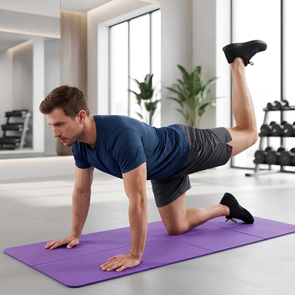 homme sur tapis de gym pliable violet fait un exrcice physique