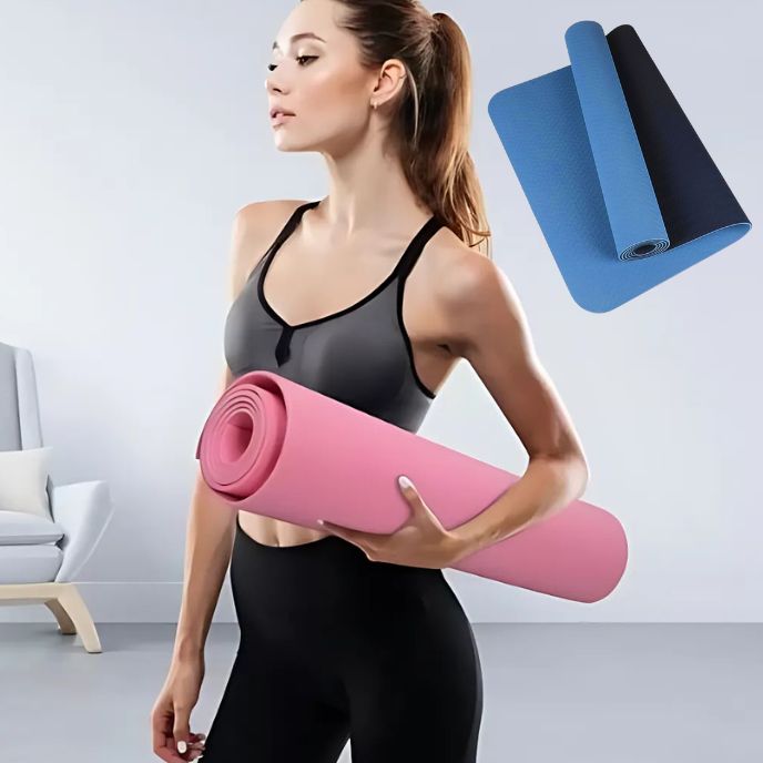 femme tient tapis de gym bleu enroulé