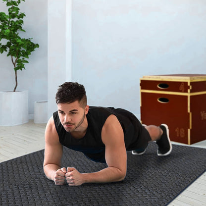 homme sur tapis de gym fait un exercice de gainage des abdominaux en position de pompes appui sur les coudes