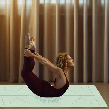 femme sur tapis de yoga antidérapant en posture de l arc en yoga