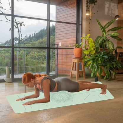 femme sur grand tapis de yoga en position de planche sur les coudes