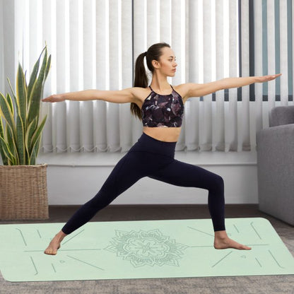 femme sur tapis de yoga epais fait un exercice de yoga dans son salon