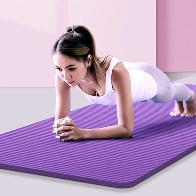 femme sur tapis gym violet fait des pompes