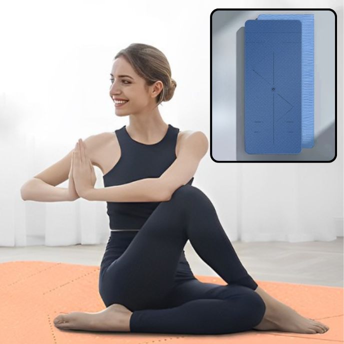 femme assise sur tapis pilates bleu fait un exercice de yoga