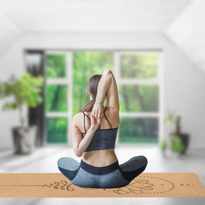 femme sur tapis pour le yoga antidérapant fait un exercice d étirement du bras