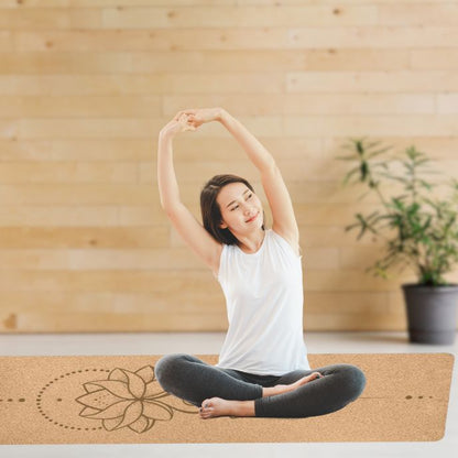 femme sur tapis pour le yoga épais fait un exercice de yoga