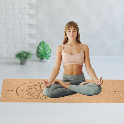 femme sur tapis pour le yoga en liège fait de la méditation