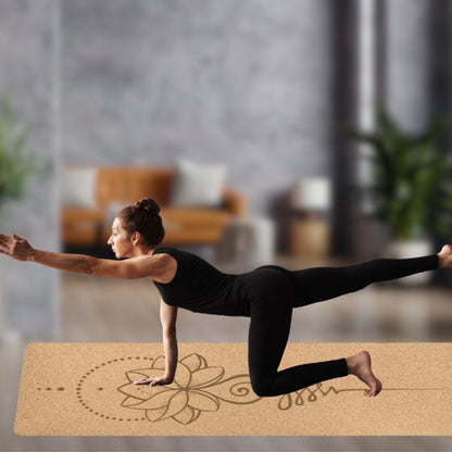 femme sur tapis pour le yoga confortable fait un exercice de gainage