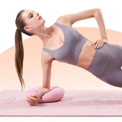 Femme en position latérale utilisant un tapis pour pilates pour renforcer les muscles abdominaux obliques