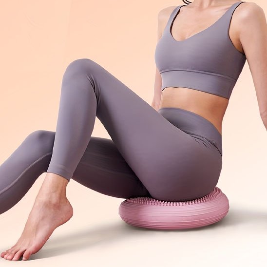 Femme assise sur un tapis pour pilates pour renforcer les muscles profonds et améliorer la posture