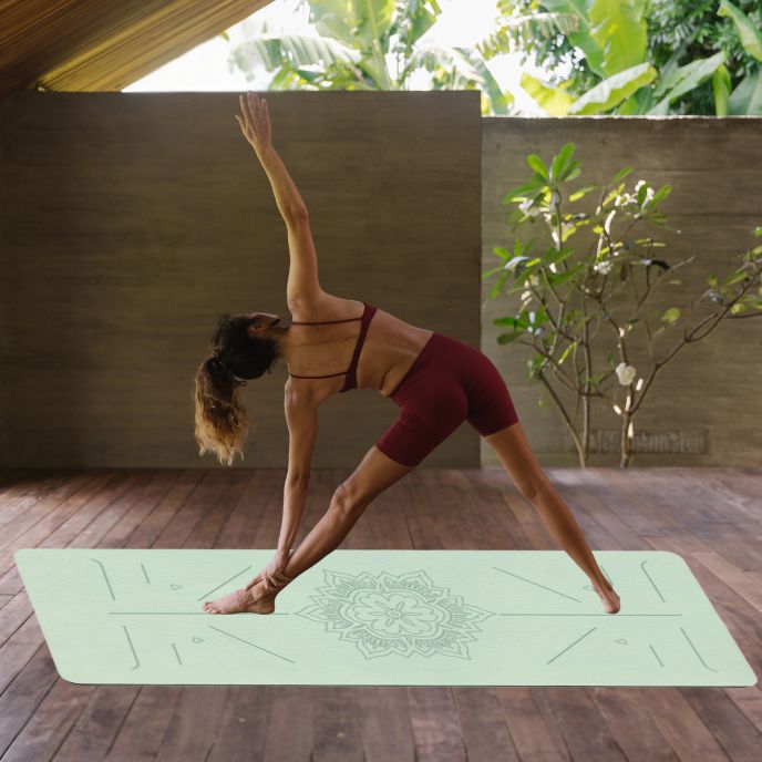 femme sur grand tapis yoga en posture de triangle en yoga
