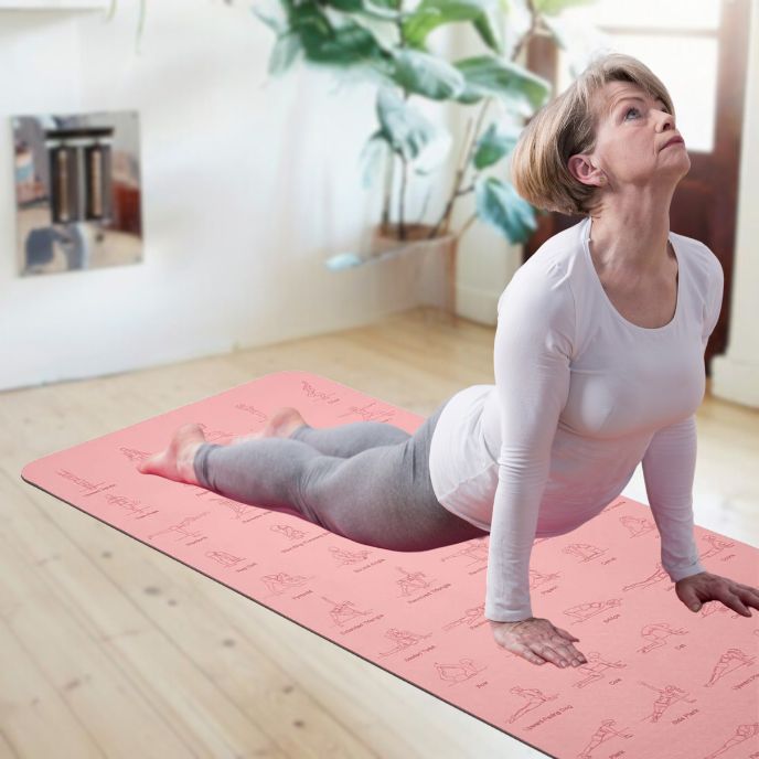 femme sur tapis yoga antidérapant fait un exerice d étirement du dos