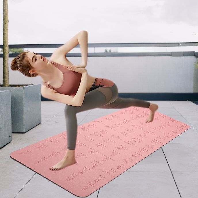 femme sur grand tapis yoga fait un exerice de yoga dans sa terasse