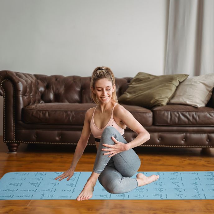 femme sur tapis yoga épais fait de l'étirement dans son salon