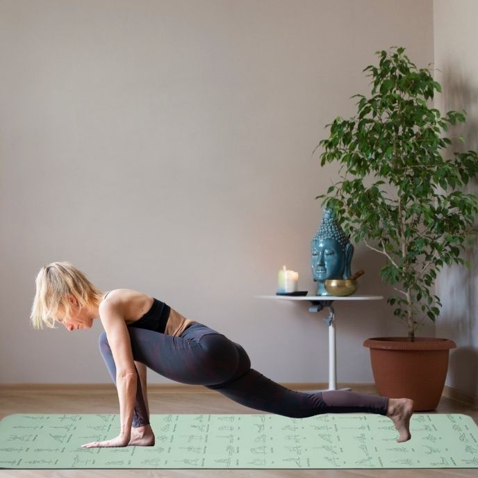 femme sur tapis yoga fait un exrcice d étirement de jambes dans sa chambre