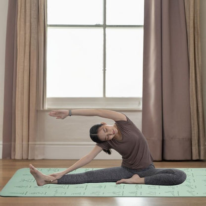 femme sur tapis yoga fait un exrcice d étirement des muscles obliques dans salon